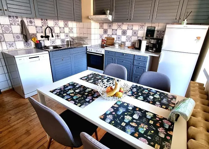 Spacious 3 Bedroom Apartment, Close To Metro Station