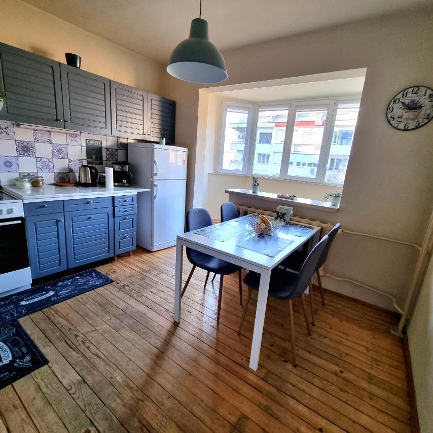 Spacious 3 Bedroom Apartment, Close To Metro Station Apartamento